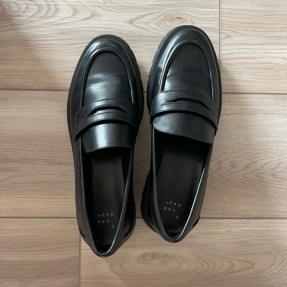NEVER WORN loafers